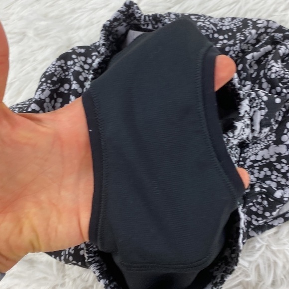 Lululemon Hotty Hot Short II *Long 4" Chirasu Black / Chirakasu Alpine White - Picture 3 of 5